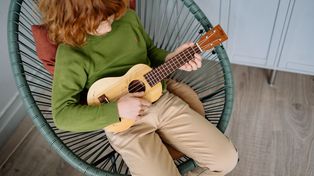 Pomysł na muzyczną końcówkę wakacji z dzieckiem. W Poznaniu ruszają bezpłatne warsztaty ukulele
