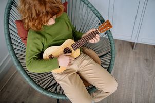 Pomysł na muzyczną końcówkę wakacji z dzieckiem. W Poznaniu ruszają bezpłatne warsztaty ukulele