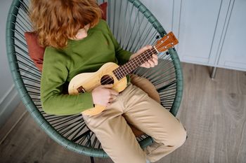 Pomysł na muzyczną końcówkę wakacji z dzieckiem. W Poznaniu ruszają bezpłatne warsztaty ukulele