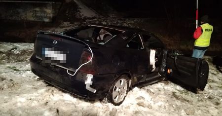Brawura poniosła 18-latków. Opel wylądował w rzece