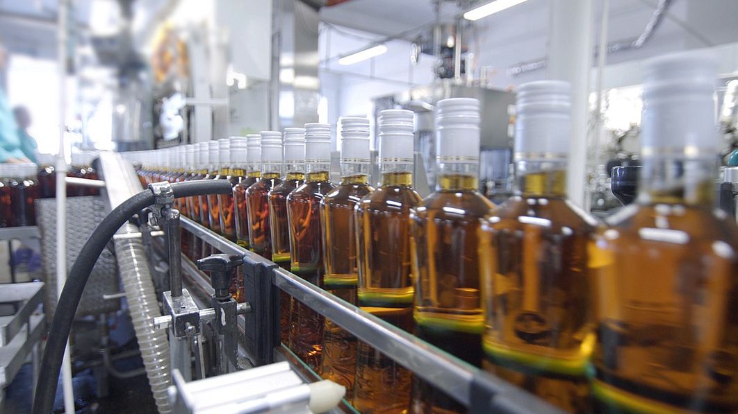 Gorzelnie chcą większego podatku dla browarów, browary postulują wyższą akcyzę dla gorzelni 