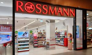 Letni szał zakupowy w Rossmannie. Kasjerka wskazuje, co kupują klienci