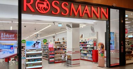 Letni szał zakupowy w Rossmannie. Kasjerka wskazuje, co kupują klienci
