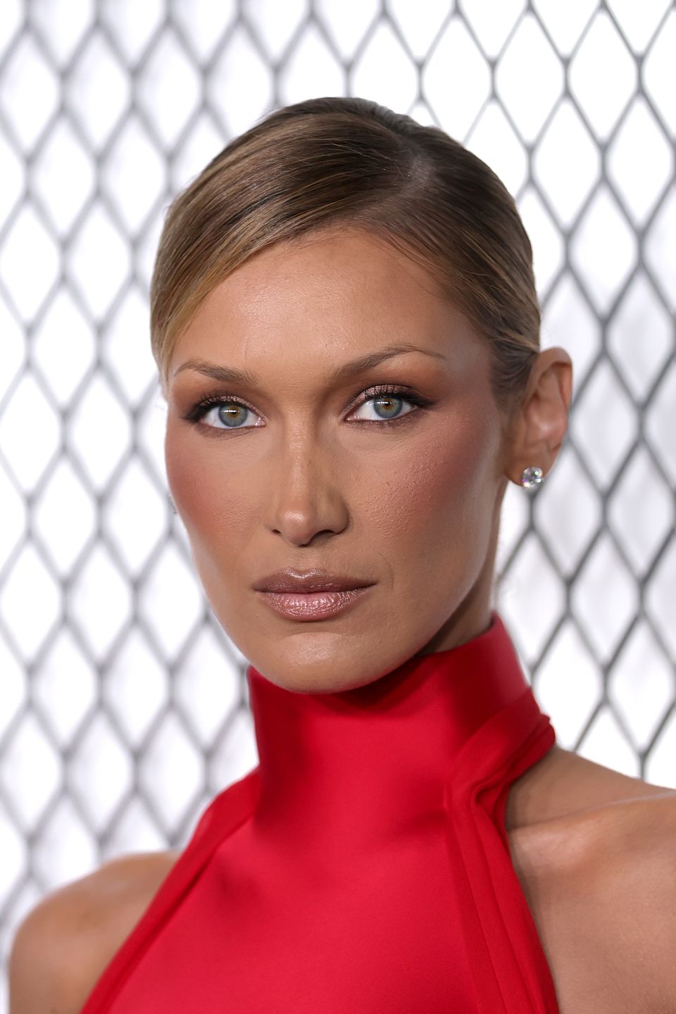 Bella Hadid zachwyca na premierze serialu "The Beauty"