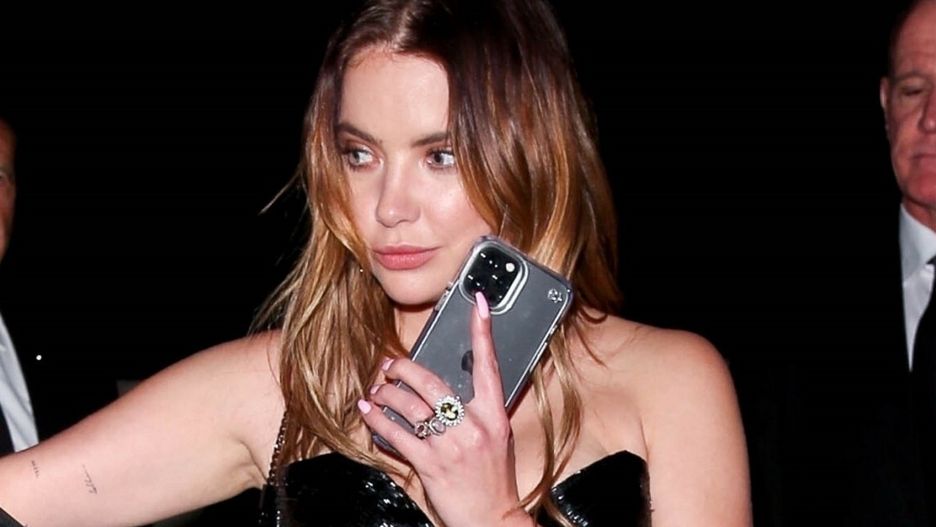 Ashley Benson pojawiła się na ślubie Paris Hilton w czarnej sukni z dużym rozcięciem