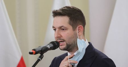 Patryk Jaki chory na COVID-19. Nie chciałbyś być w jego skórze