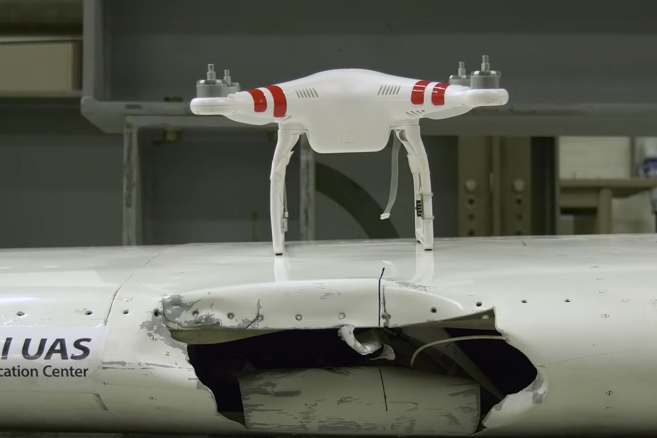 Dron może zniszczyć samolot. Naukowcy to sprawdzili