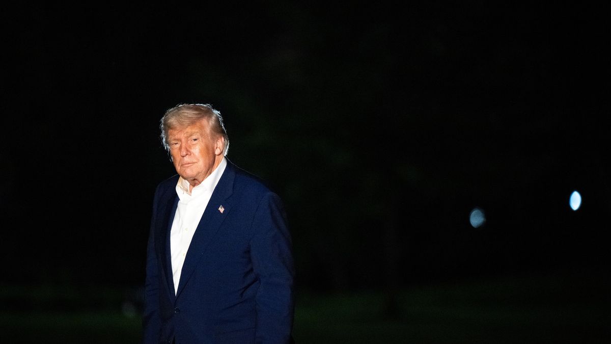 US President Trump arrives at the White House
epa12108191 US President Donald Trump arrives on the South Lawn of the White House in Washington, DC, USA, 16 May 2025.  EPA/ANNABELLE GORDON / POOL 
Dostawca: PAP/EPA.
ANNABELLE GORDON / POOL
Trump, White House, Donald Trump