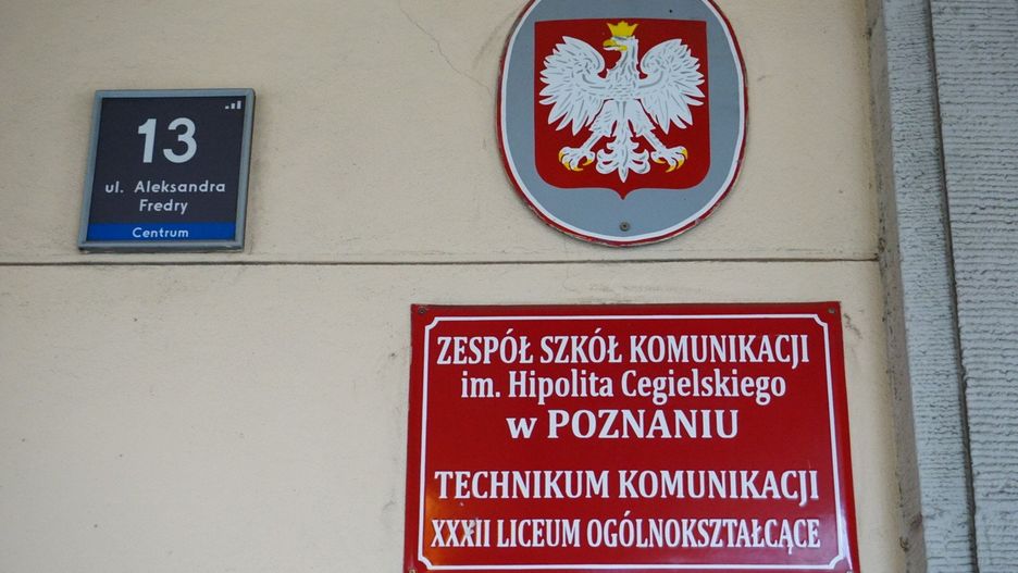 Zespół Szkół Komunikacji mieści się przy ulicy Fredry 13 w Poznaniu.