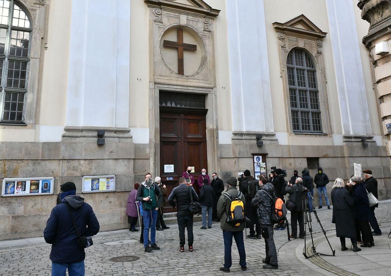 Wierni oraz przedstawiciele mediów zgromadzeni przed kościołem pw. Najświętszego Imienia Jezus we Wrocławiu, 20 bm. W świątyni trwa msza żałobna w intencji zmarłego w poniedziałek b. metropolity wrocławskiego kard. Henryka Gulbinowicza.