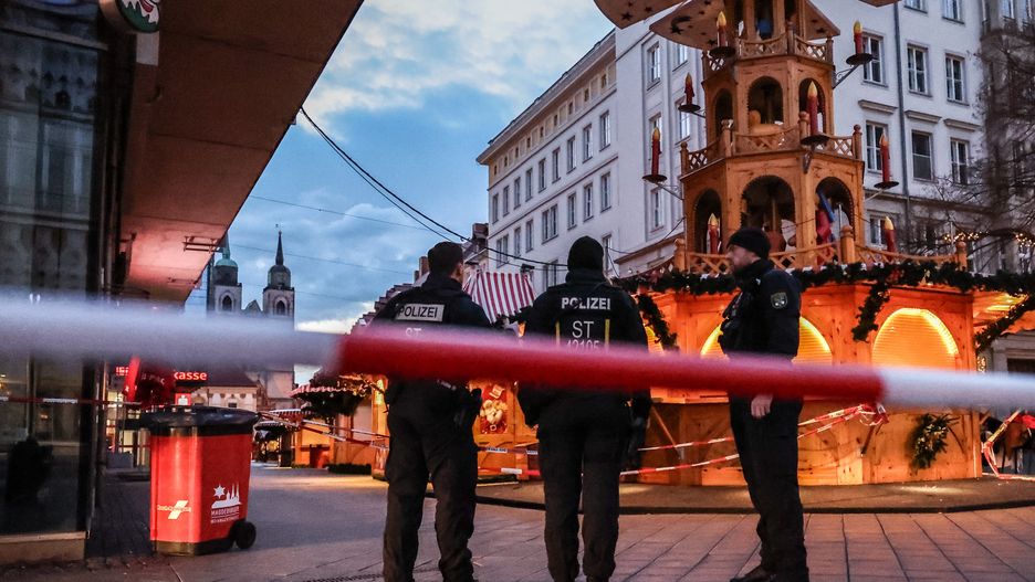 Police patrol next to the Christmas market in Magdeburg, Germany, 22 December 2024. According to Saxony-Anhalt State Premier Haseloff, five people were confirmed dead and at least 200 were injured, after a car was driven into a crowd at Magdeburg's Christmas market on 20 December. The suspect, a Saudi national, was taken into custody. EPA/FILIP SINGER Dostawca: PAP/EPA.