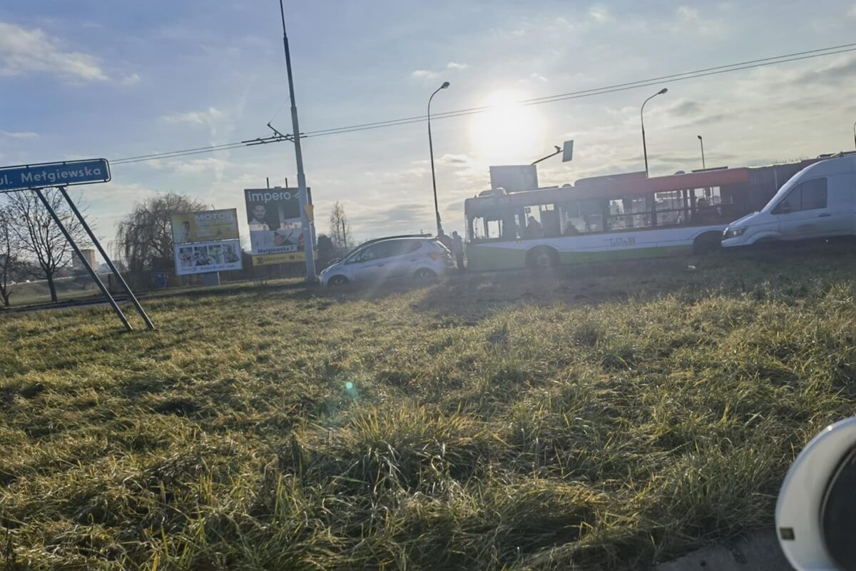 Zderzenie autobusu komunikacji miejskiej z autem na ul. Mełgiewskiej