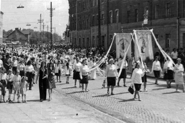 Legnica, ul. Wrocławska – procesja Bożego Ciała (lata 80. XX w.)