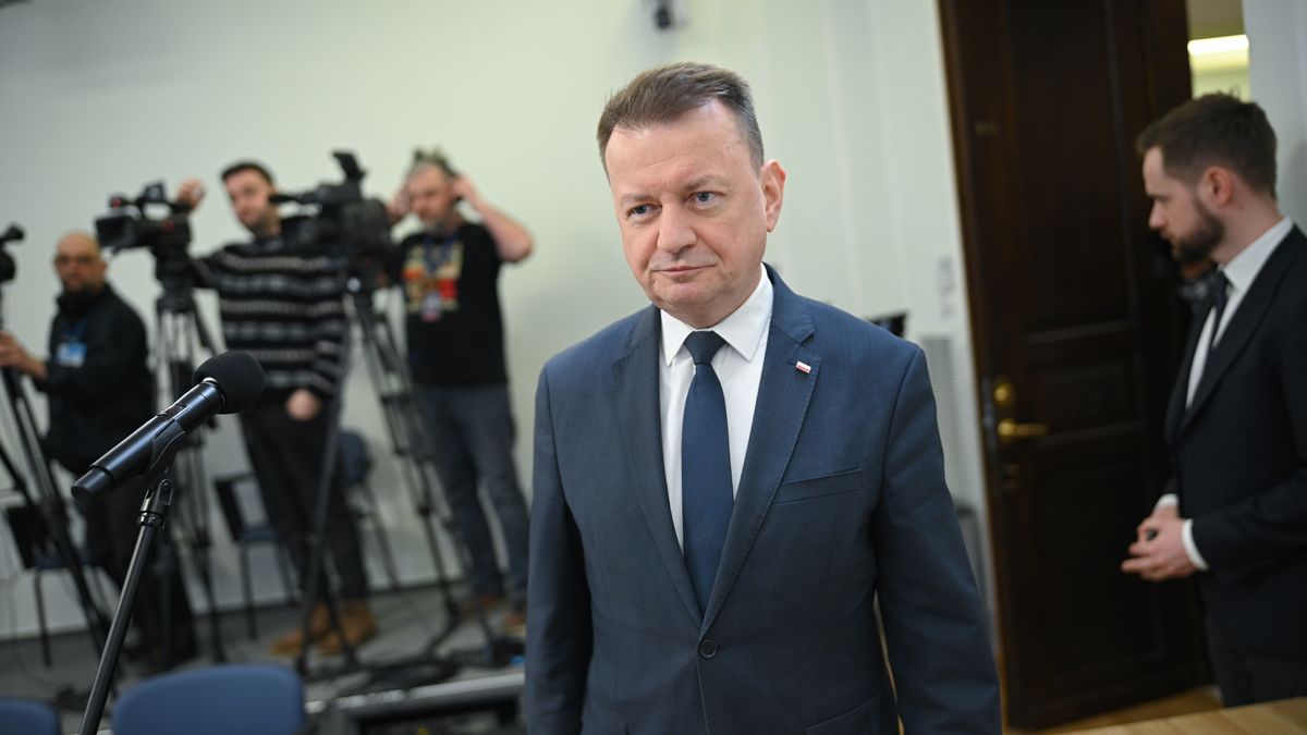 Warszawa, 21.02.2025. Przewodniczący KP PiS Mariusz Błaszczak (C) w drodze na konferencję prasową w Sejmie w Warszawie, 21 bm. (amb) PAP/Marcin Obara