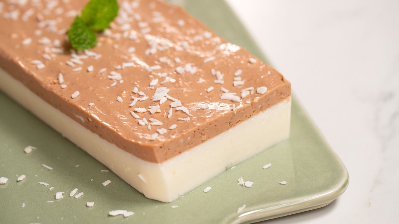 Zamiast wymyślnych deserów zrób dwukolorową piankę jogurtową. Zachwytom nie będzie końca