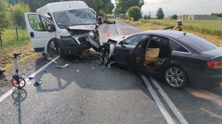 21-latek w audi zderzył się z dostawczakiem. Pięć osób w szpitalu