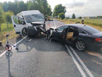 21-latek w audi zderzył się z dostawczakiem. Pięć osób w szpitalu