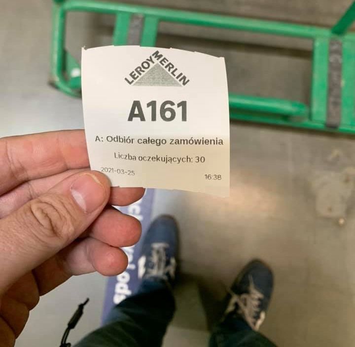 Lockdown. Kolejki w sklepach budowlanych.