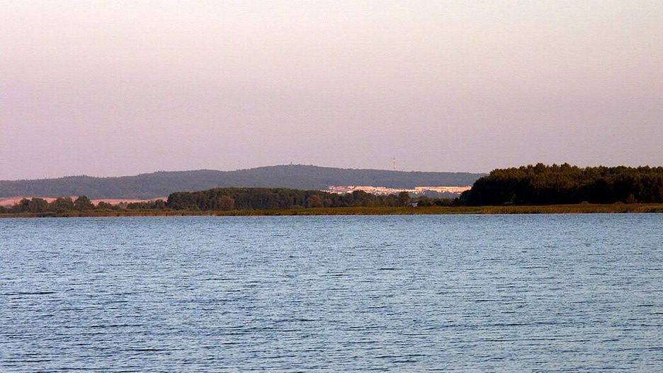 Widok na Górę Chełmską z jeziora Jamno (Pobrzeże Koszalińskie)
