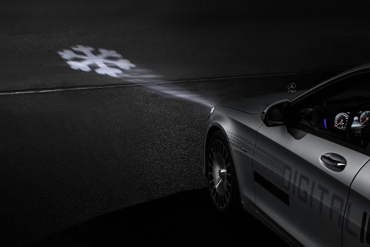 Kosmiczne reflektory Mercedesa już w produkcji. Nie oślepią i wyświetlą ostrzeżenia na drodze