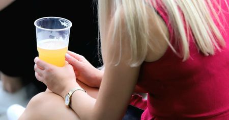 Młodzi Polacy zmieniają nawyki. Branża alkoholowa traci miliardy