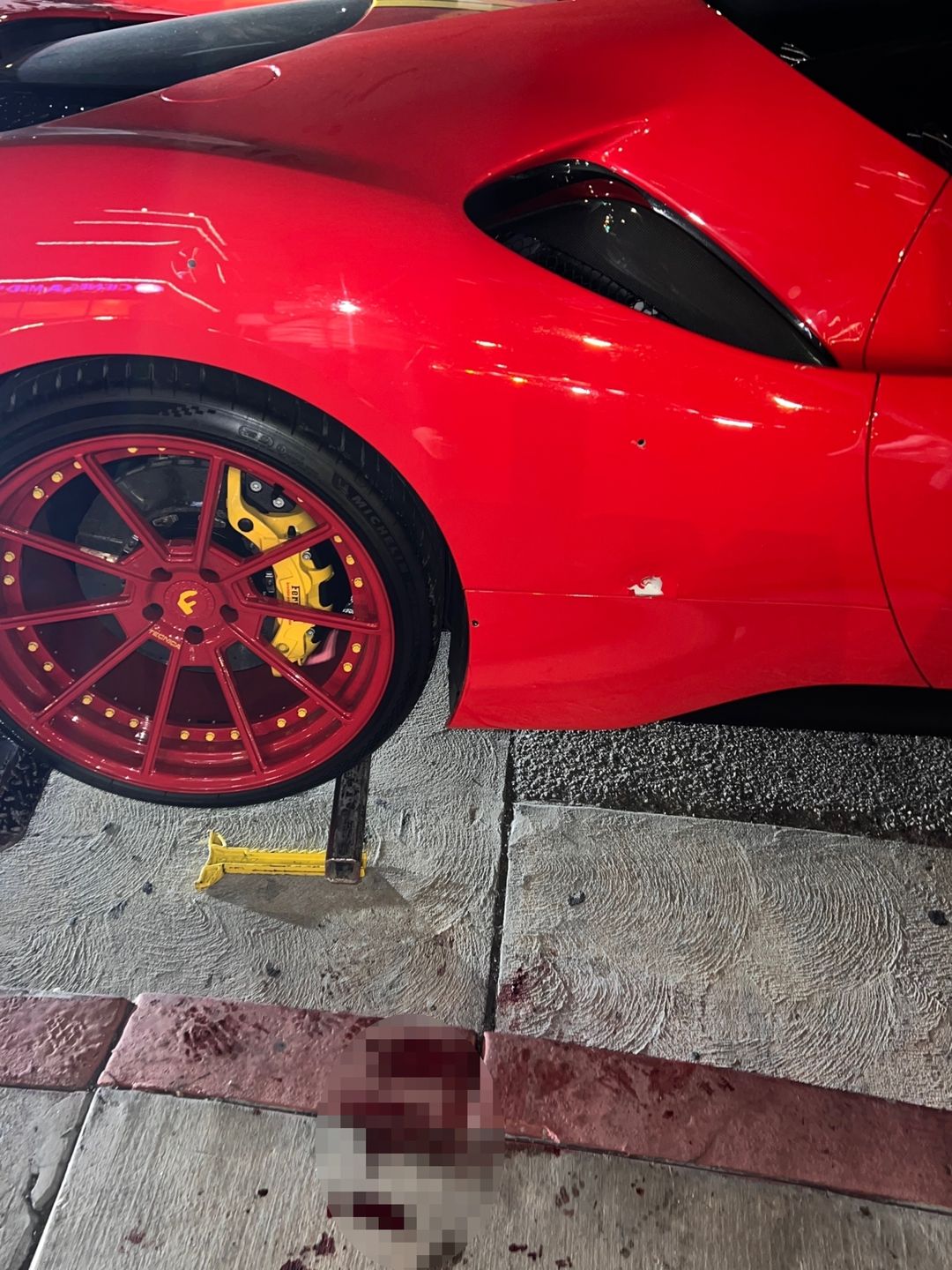 Dziury po kulach w Ferrari przyjaciela Kodaka Blacka i krew na chodniku
