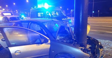 Peugeot wbił się w słup. 23-latka była pijana i nie miała prawa jazdy