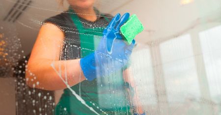 Nie cuchnie jak ocet, a zmywa z kabiny cały osad. Wystarczy wziąć z kuchni
