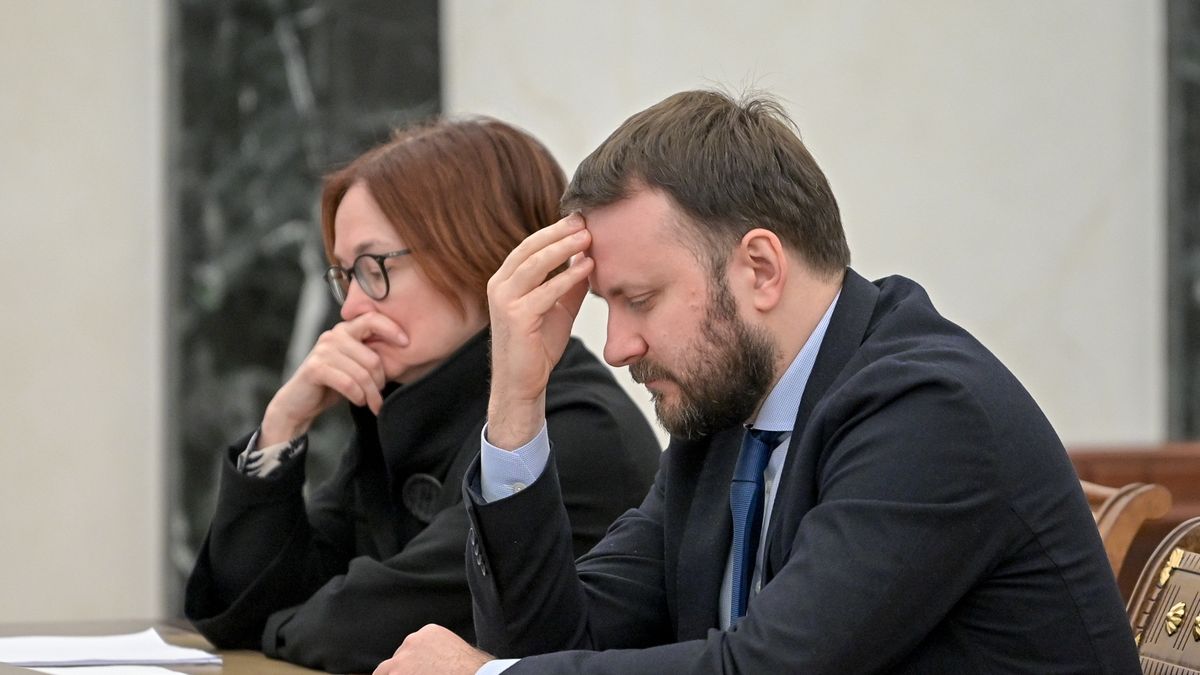 Doradca prezydenta Rosji Maxim Oreszkin i prezes rosyjskiego banku centralnego Elwira Nabiullina na spotkaniu poświęconym kwestiom gospodarczym, zorganizowanym przez Władimira Putina na Kremlu, 28 lutego. 