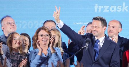 Wyniki wyborów 2020. Prezydent Andrzej Duda gratuluje konkurentom, Rafał Trzaskowski zapowiada walkę