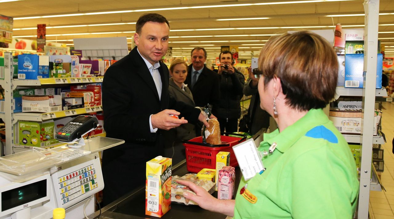 Kasjerzy z wyższymi podwyżkami niż pracownicy budżetówki. Wniosek? Mamy za dużo magistrów