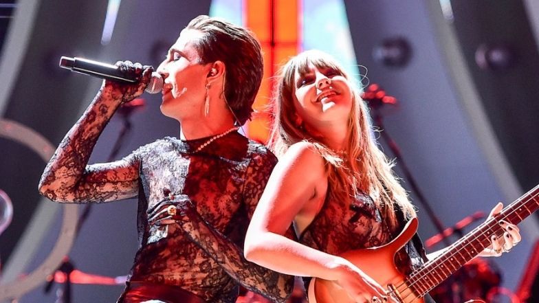 Victoria De Angelis z Maneskin pozuje topless