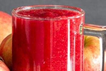 Pij ten sok codziennie. Twoja cera się poprawi, a twarz zacznie promienieć