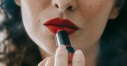 Makijaż z akcentem na usta. To absolutny must-have na walentynki