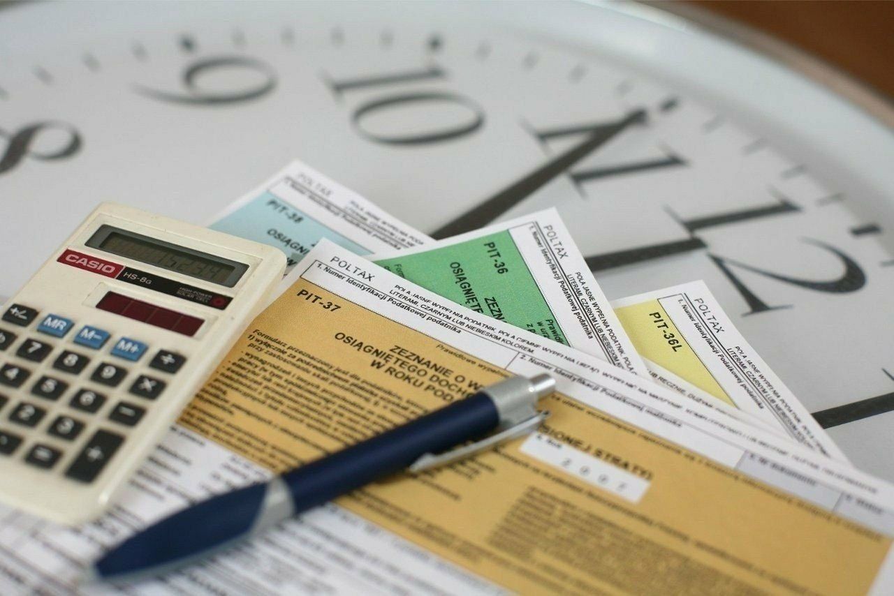 Seniorzy nie muszą składać żadnych dodatkowych dokumentów, a zwrot podatku zostanie rozliczony automatycznie po złożeniu rocznej deklaracji PIT.↓ ZOBACZ WYLICZENIA, PRZEWIŃ W DÓŁ ↓