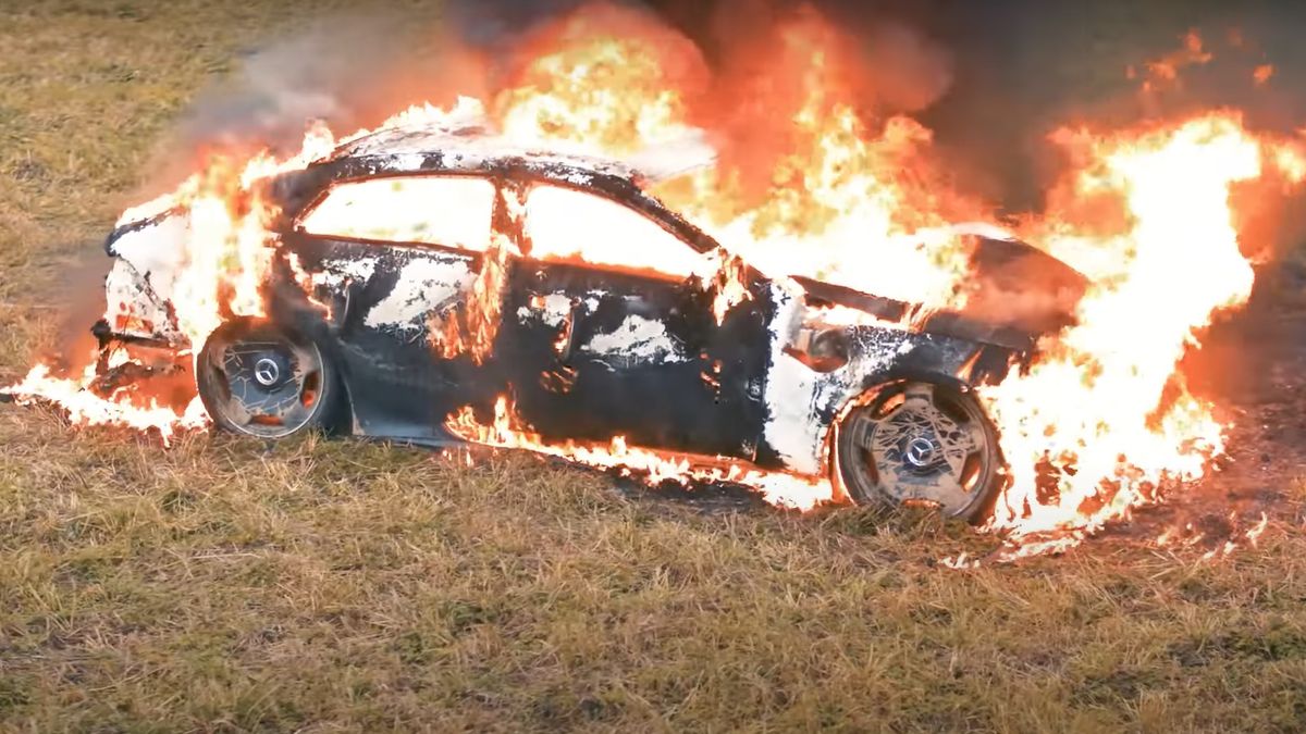 Mercedes-AMG GT 4-door spalony przez rosyjskiego youtubera (fot. ЛИТВИН/Youtube)