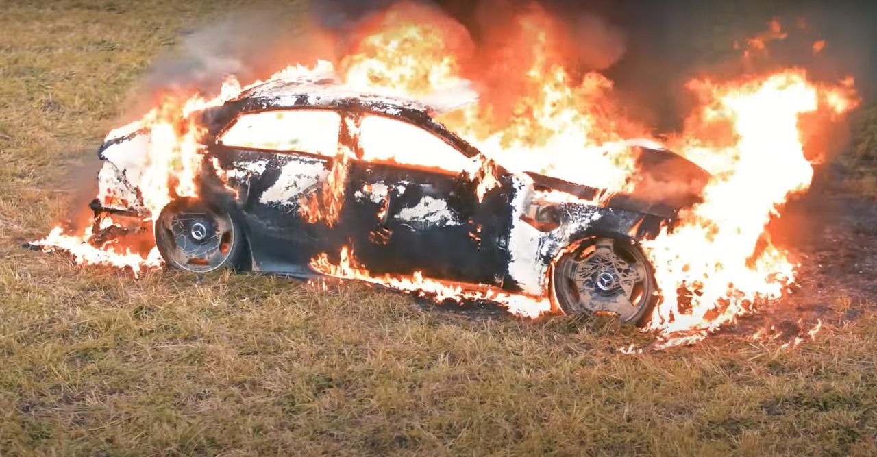 Rosyjscy influencerzy i mercedesy nie idą w parze. Youtuber spalił model AMG GT 4-door