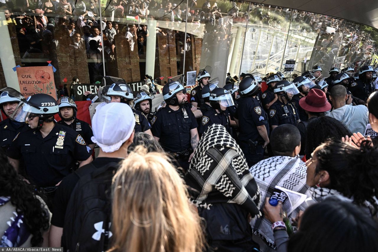 Riots at the New York museum. An anti-Israeli protest was organised.