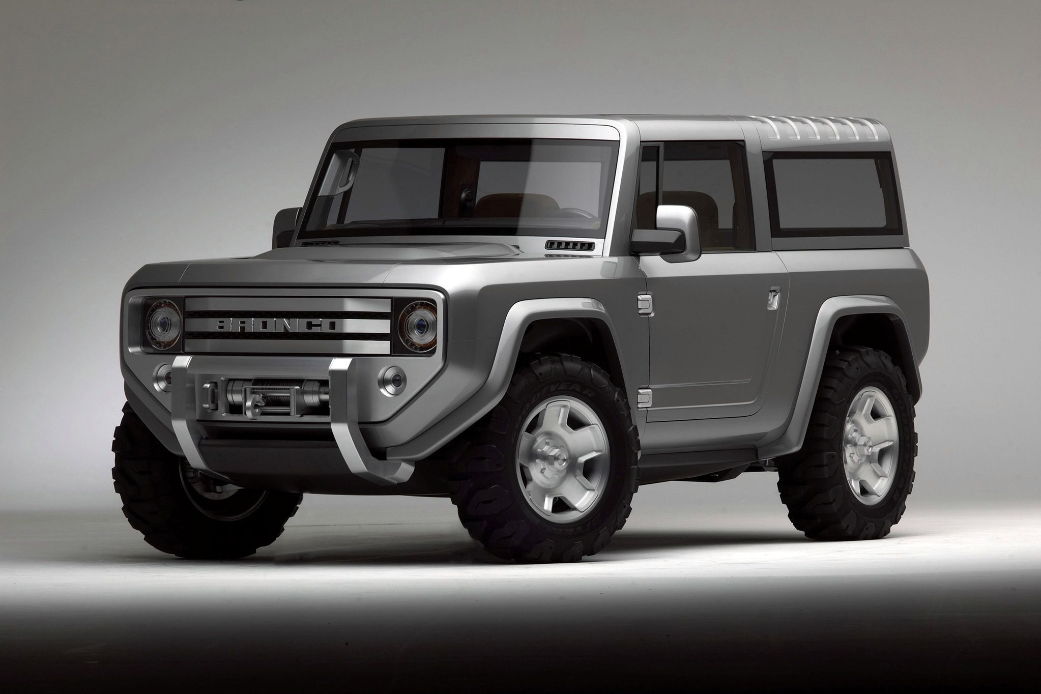 Ford Bronco Concept z 2004 r. było nie tyle zapowiedzią, ile próbą zbadania zainteresowania modelem. Fani musieli czekać na premierę nowego aż 16 lat od tego czasu.