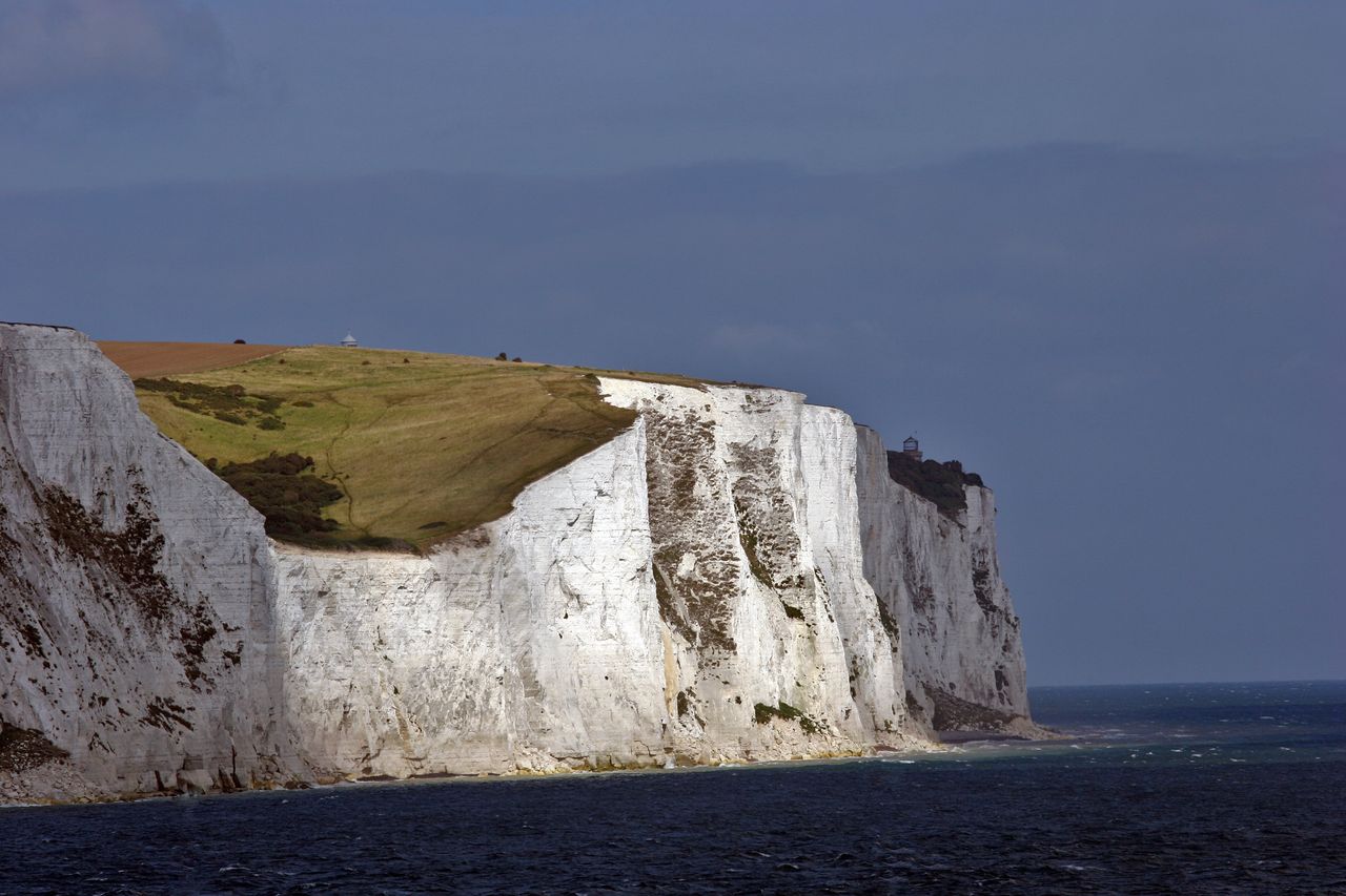 Białe klify w Dover. Fragment ściany skalnej osunął się do kanału La Manche