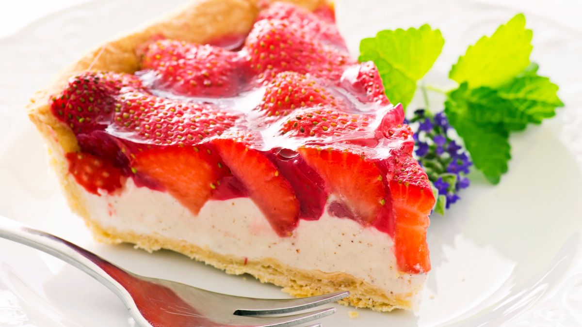 Sernik z kruchym spodem i galaretką z truskawkami
