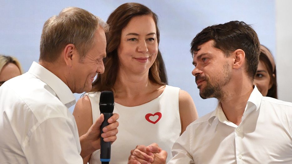 Warszawa, 16.08.2023. Przewodniczący Platformy Obywatelskiej Donald Tusk (L) i lider Agrounii Michał Kołodziejczak (P) na posiedzeniu Rady Krajowej PO RP, 16 bm. w Warszawie. (ad) PAP/Radek Pietruszka