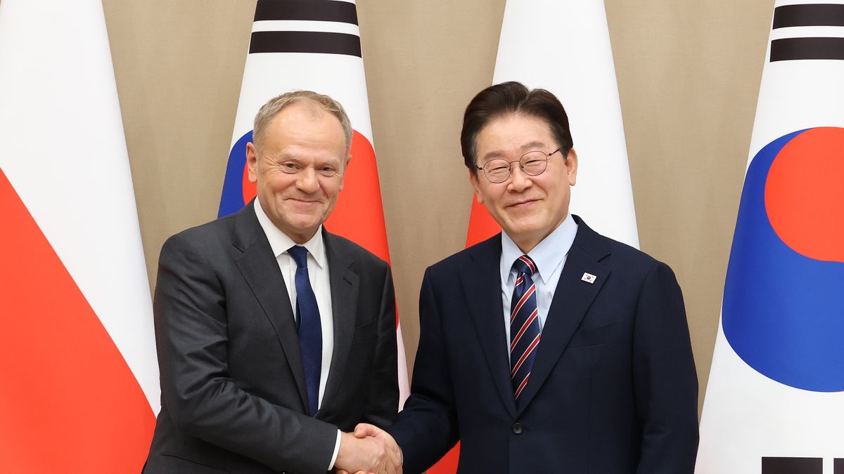 SEOUL, SOUTH KOREA - APRIL 13: South Korean President Lee Jae Myung shakes hands with Polish Prime Minister Donald Tusk during their meeting at the Blue House on April 13, 2026 in Seoul, South Korea. Tusk is on a diplomatic visit to east Asia. (Photo by Chung Sung-Jun/Getty Images)
