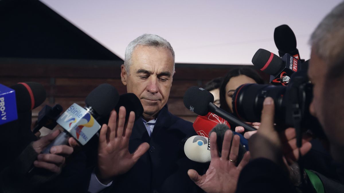 Far-right independent runoff candidate Calin Georgescu delivers a speech during a media statement following his surprise win in the first round of presidential elections, in front of his residence in Izvorani village, 40 Km north from Bucharest, Romania, 26 November 2024. Calin Georgescu led in the first round of the presidential race, winning 22.94 percent of the total number of votes, followed by Elena Lasconi, leader of the USR (Save Romania Union), with 19.18 percent. The second round of Romania's presidential election will be held on 08 December 2024. EPA/ROBERT GHEMENT Dostawca: PAP/EPA.