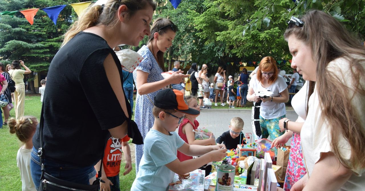 Na pikniku rodzinnym w Przedszkolu nr 1 w Skierniewicach bawią się i pomagają
