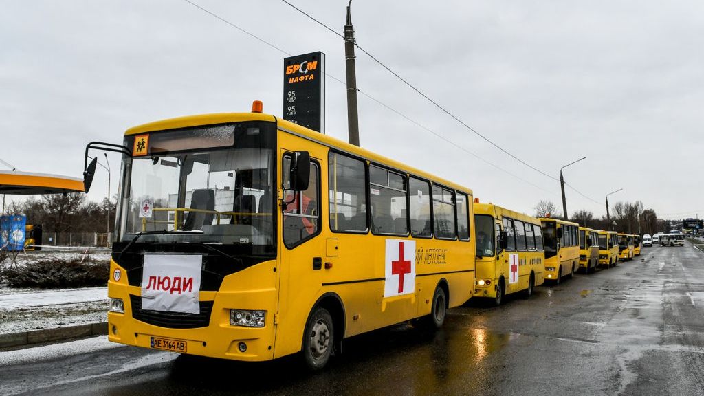 Zdjęcie poglądowe. Widać na nim autobusy pomocy humanitarnej w Zaporożu dn. 6 marca 2022 r.