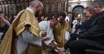 Wielki Czwartek w Krakowie. Mandatum w katedrze na Wawelu. To uroczysta msza święta z obrzędem umywania nóg