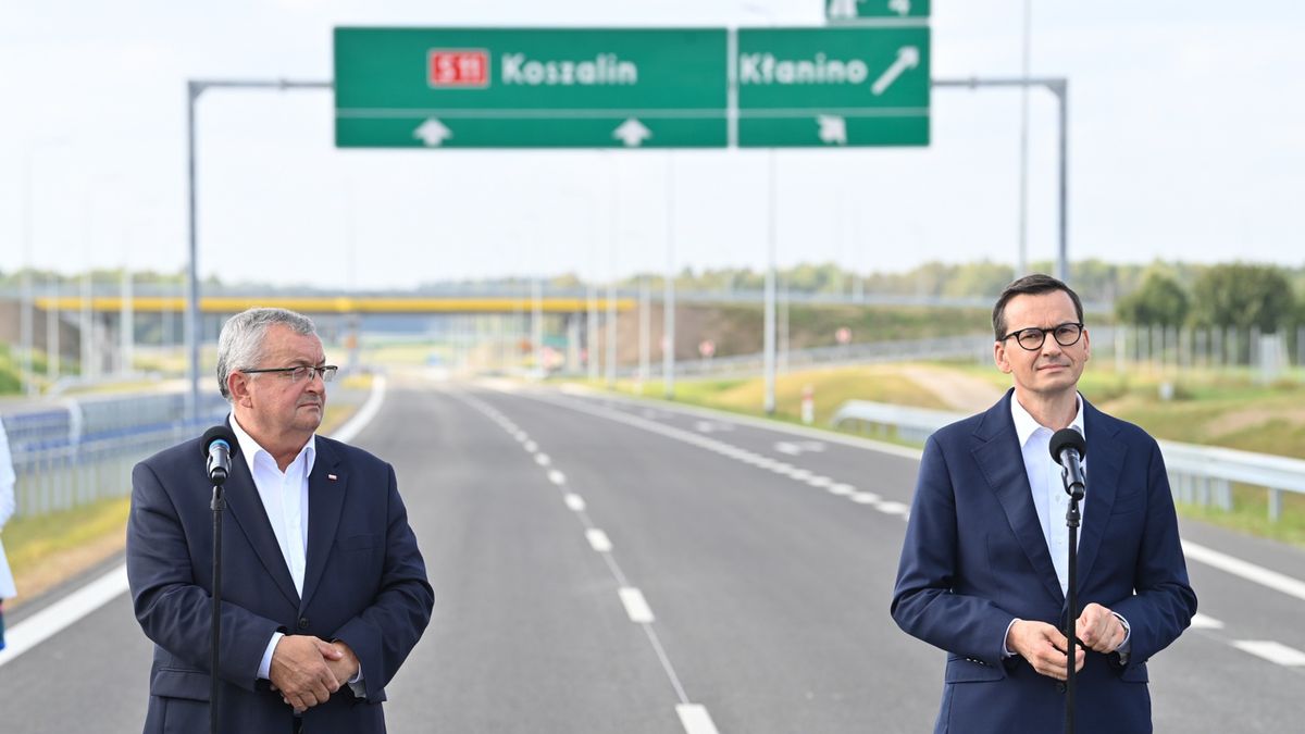 Minister infrastruktury Andrzej Adamczyk i premier Mateusz Morawiecki podczas otwarcia drogi ekspresowej S11 Koszalin-Bobolice