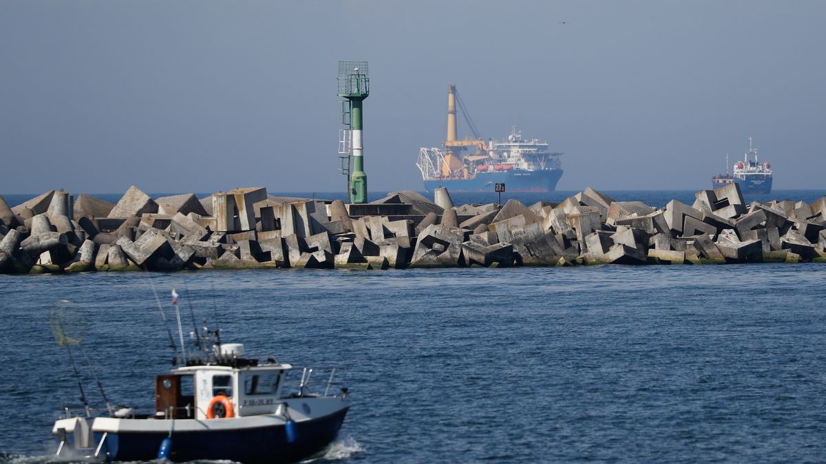 KALININGRAD, RUSSIA - MAY 4, 2020: The Akademic Chersky pipe layer (back) is seen in the Gulf of Gdansk in the Baltic Sea. The pipelay vessel has arrived in the Baltic Sea from Nakhodka. According to Russia's energy minister Novak, Akademik Chersky could be involved in the construciton of the Nord Stream 2 pipeline. Vitaly Nevar/TASS (Photo by Vitaly Nevar\TASS via Getty Images)