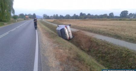 Kradzionym samochodem prosto do rowu